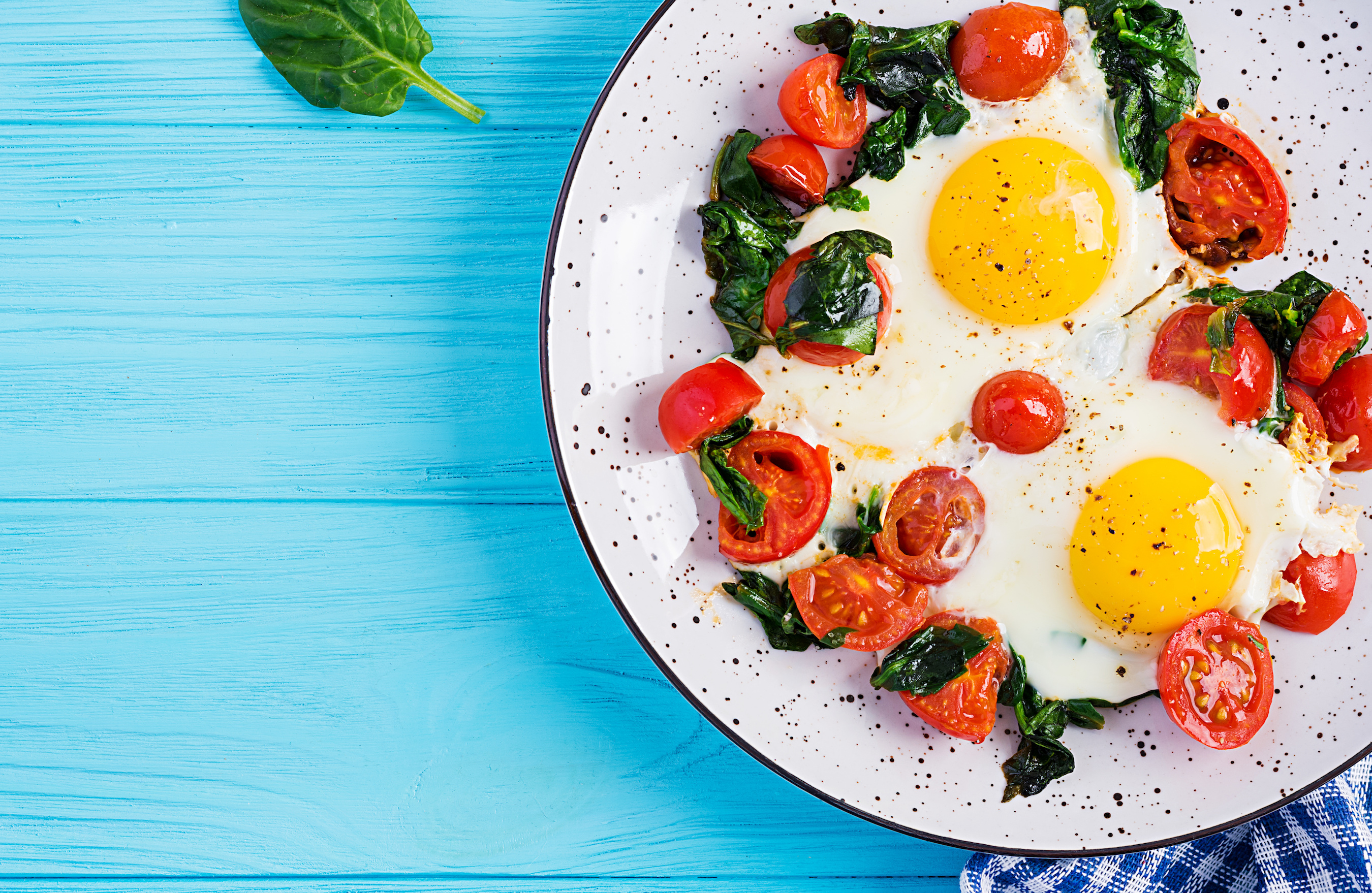 Fried Egg with spinach and tomatoes Recipe 